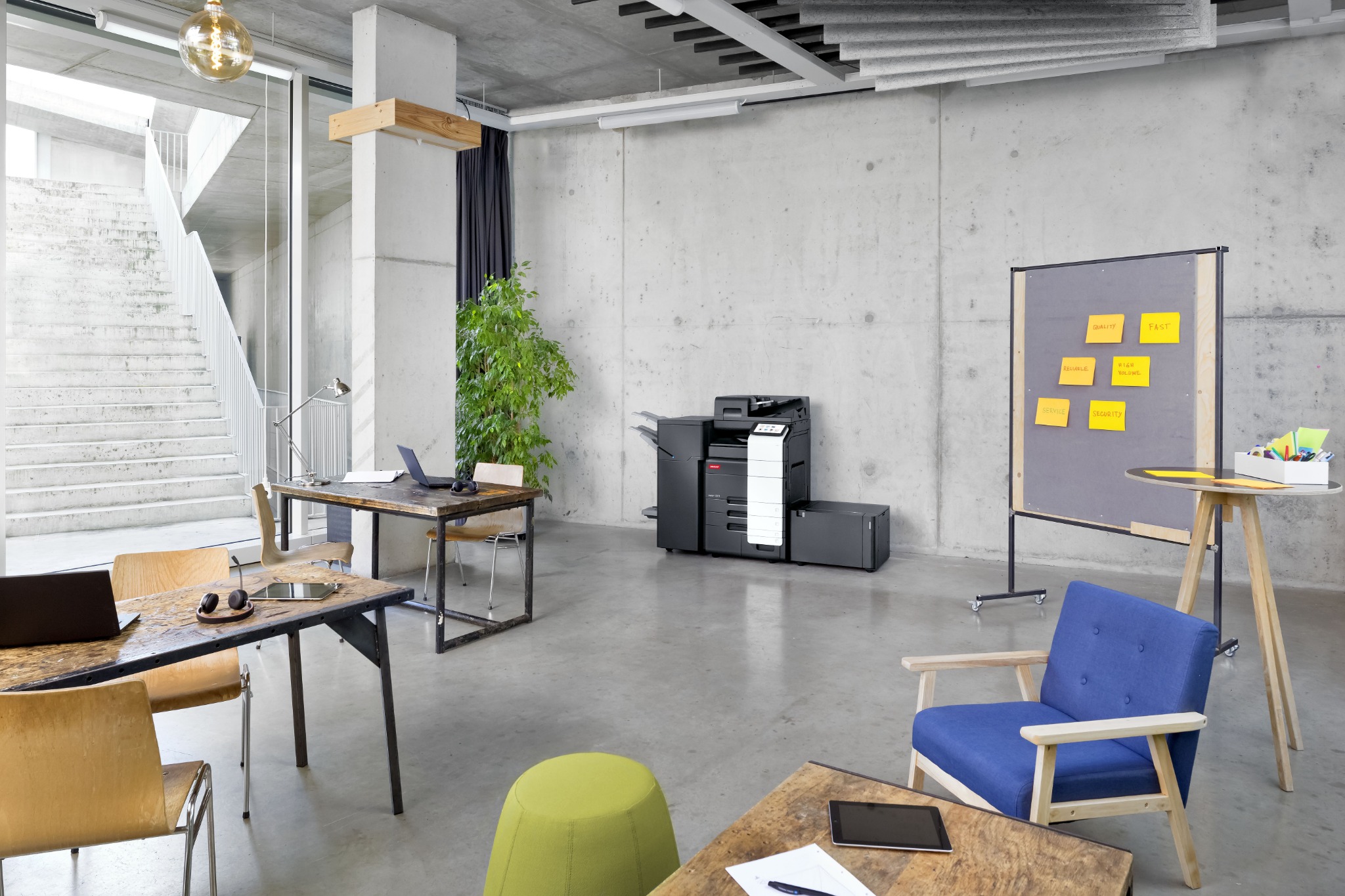 DEVELOP-Business-Drucksystem in moderner Büroumgebung