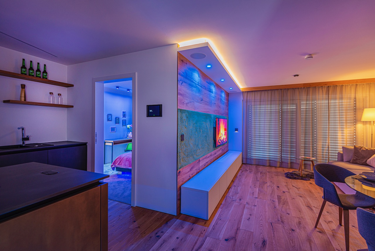 Loxone-Showroom mit blauer und warmer Lichtstimmung
