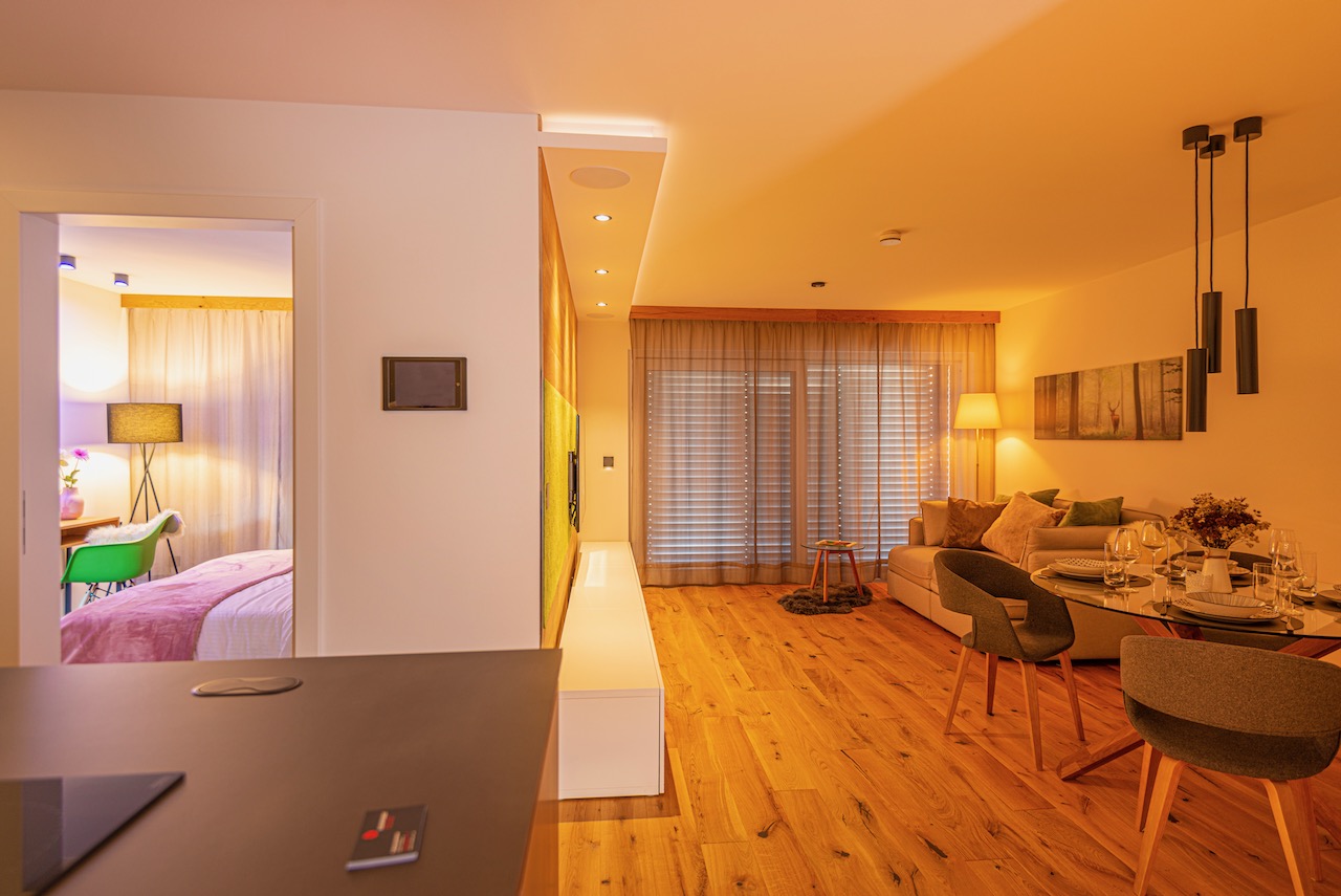 Loxone-Showroom mit warmer Abendbeleuchtung